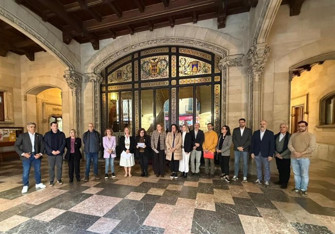 Representantes del Consell de Mallorca durante la lectura de un manifiesto en favor de la paz en Oriente Medio.