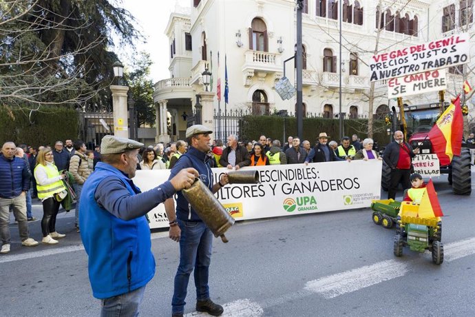 Archivo - Imagen de archivo de protestas agrarias ante la Subdelegación del Gobierno de Granada