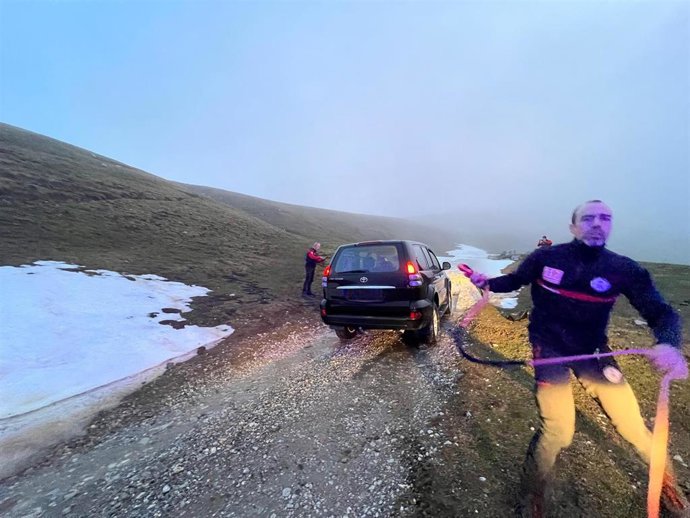 Los bomberos liberan un vehículo atascado en un nevero en Picos de Europa cuando se dirigían a ayudar a un senderista