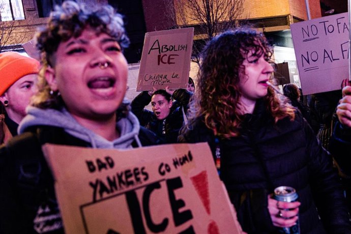 Archivo - Un grupo de personas durante la manifestación en solidaridad con la huelga general en Minnesota, a 30 de enero de 2026, en Madrid (España).