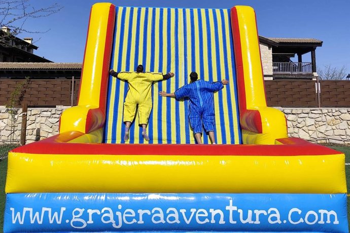 Alojamiento rural y humor amarillo en Segovia para grupos y familias con Grajera Aventura