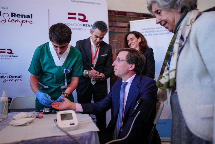 Un pinchazo en el dedo permite a madrileños conocer el estado de sus riñones en una jornada de cribado gratuita