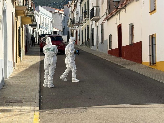 Agentes de la Guardia Civil en la calle donde se han encontrado los restos óseos