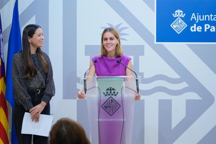 Archivo - La teniente de alcalde y regidora de Participación Ciudadana del Ayuntamiento de Palma, Lourdes Roca, presenta la programación 2025-2026 de los Casals de Barris.