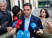 Pradales pide a Sánchez eliminar el impuesto del 7% a la generación eléctrica y reducir el IVA de la luz al 5%