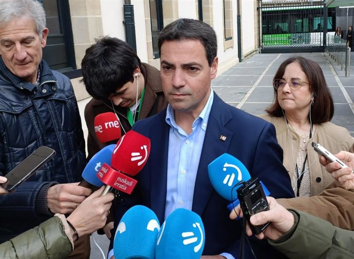 Pradales, en declaraciones a los medios de comunicación en el Parlamento Vasco