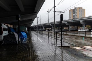 Archivo - Personas desalojadas del antiguo Instituto B9 de Badalona acampan debajo de la salida 210 de la C-31, en el barrio de Sant Roc, a 20 de diciembre de 2025, en Badalona, Barcelona, Catalunya (España).