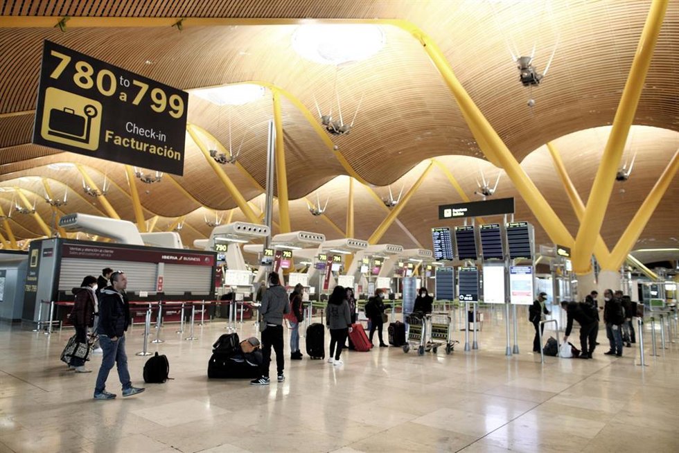 Archivo - Una fila de pasajeros espera en la Terminal 4 del Aeropuerto Adolfo Suárez Madrid-Barajas