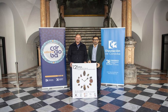 El presidente de Iprodeco, Félix Romero (dcha.), y el alcalde de Montalbán, Miguel Ruz, presentan el cartel de la Feria del Vino de Tinaja y Gastronomía.