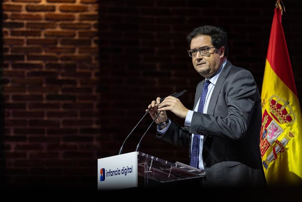 Archivo - El ministro para la Transformación Digital y de la Función Pública, Óscar López, interviene durante la presentación del estudio 'Infancia digital 2025', en Green Patio, a 11 de noviembre de 2025, en Madrid (España). El informe, elaborado por R