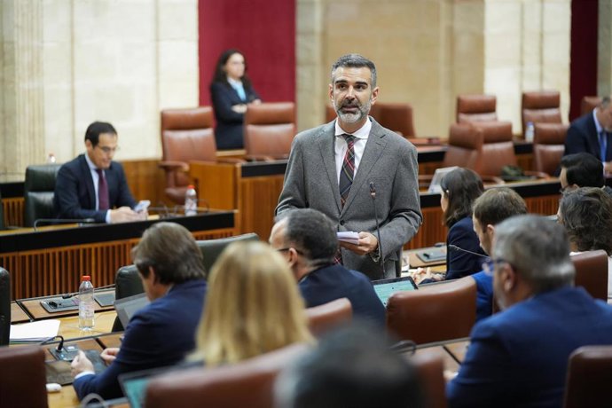 El consejero de Agricultura, Pesca, Agua y Desarrollo Rural de la Junta de Andalucía, Ramón Fernández-Pacheco, interviene desde su escaño en la segunda jornada del Pleno del Parlamento andaluz. 