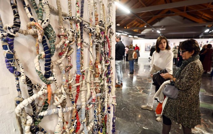 Les mirades i els rostres de la DANA de l'artista Neus Chisbert es retroben en una exposició a Paiporta