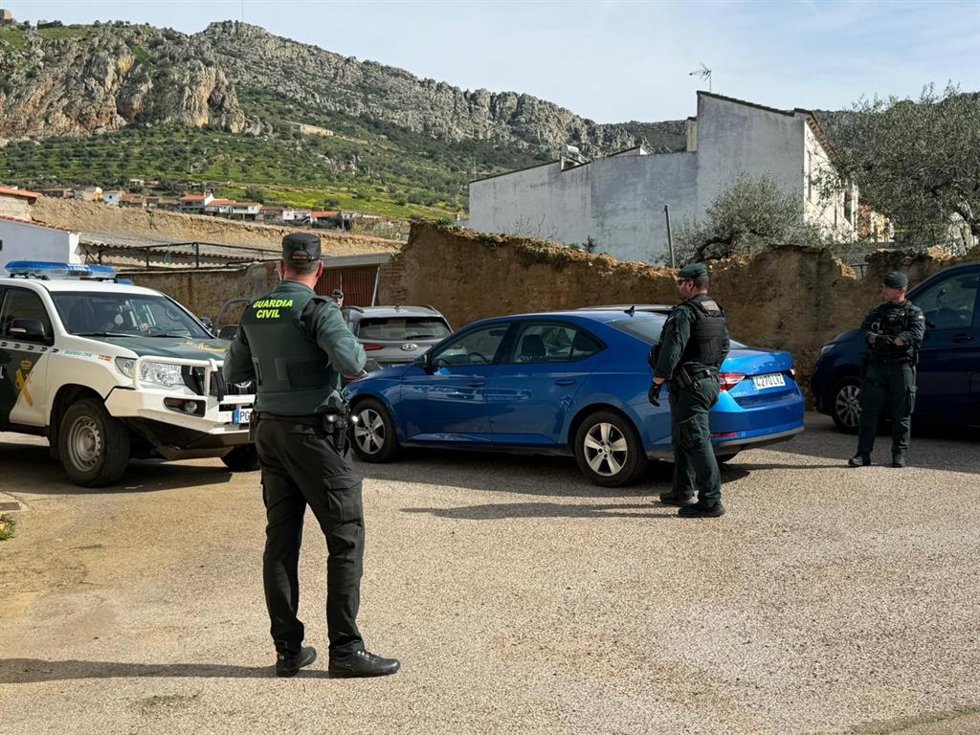 La Guardia Civil a las puertas de la finca que está siendo registrada por los agentes