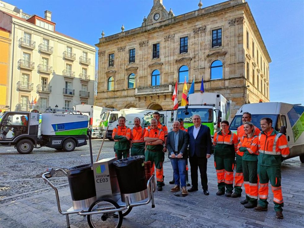 El concejal de Medio Ambiente y Sostenibilidad Ambiental del Ayuntamiento de Gijón, Rodrigo Pintueles, presenta la nueva flota de Emulsa, en la plaza Mayor.