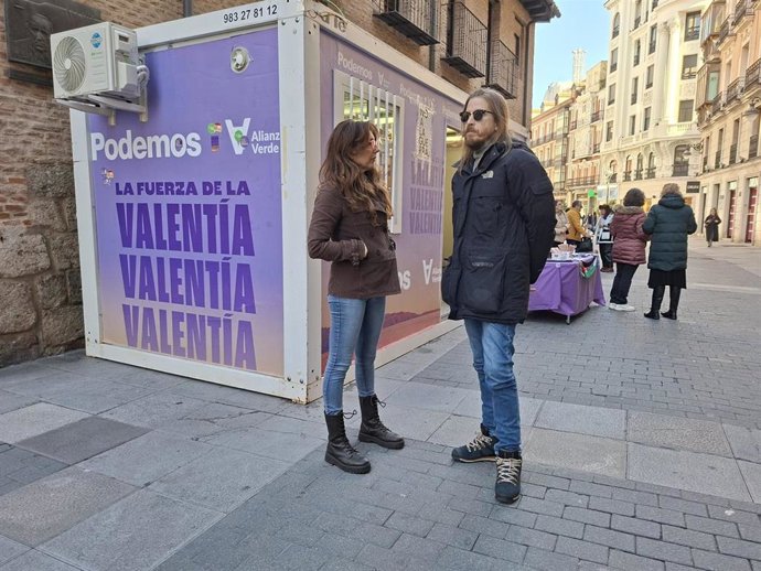 Almudena Villarreal y Pablo Fernández, en la caseta que la formación ha habilitado en Valladolid.