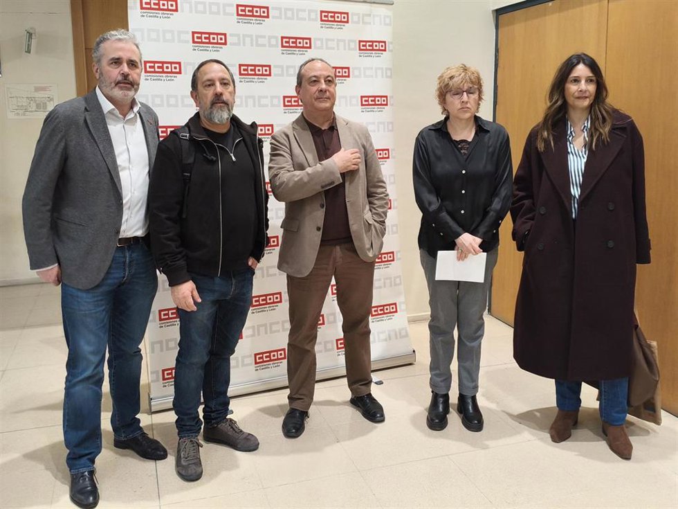 El secretario de Protección Social y Políticas Públicas de CCOO, Carlos Bravo, (tercero por la izquierda) y la secretaria autonómica del sindicato, Ana Fernández de los Muros, (segunda por la derecha) en la asamblea sobre pensiones y Dependendencia.