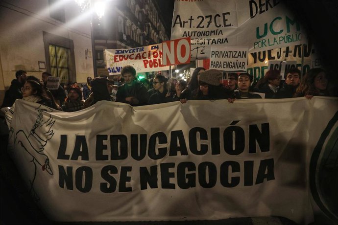 Archivo - Decenas de personas durante la manifestación universitaria por la educación pública, a 27 de noviembre de 2025, en Madrid (España). 