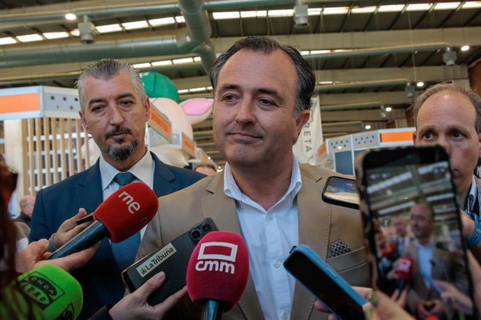 El presidente del Grupo Parlamentario Vox en las Cortes, David Moreno, en atención a medios.