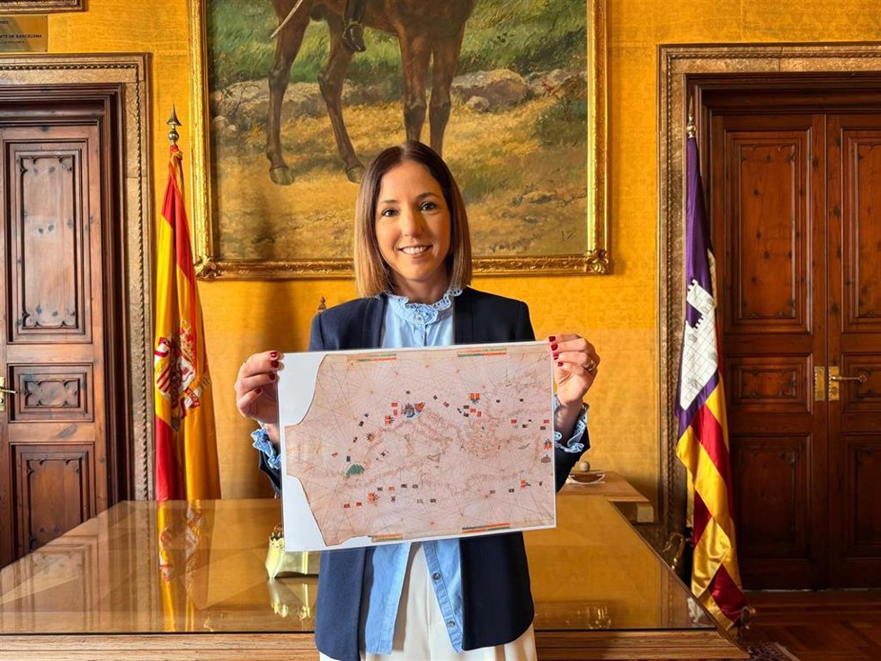 La vicepresidenta y consellera insular de Cultura y Patrimonio, Antnia Roca, sostiene la carta portulana del siglo XV de Pere Rossell.