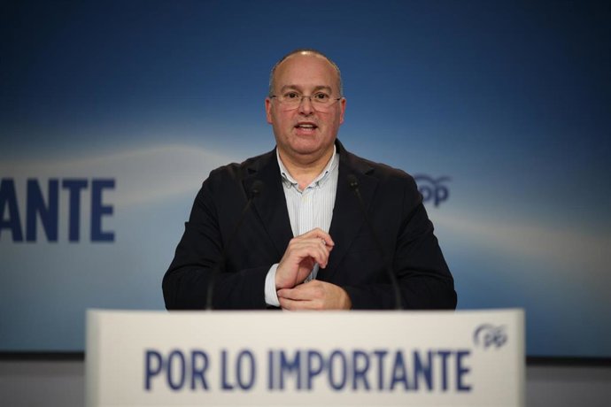 Archivo - El secretario general del PP, Miguel Tellado, ofrece una rueda de prensa tras la noche electoral en la sede nacional del PP, a 8 de febrero de 2026, en Madrid (España).