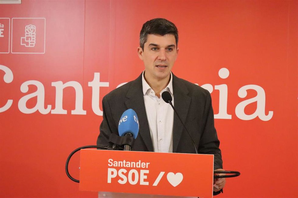 Archivo - El secretario general y portavoz del PSOE en Santander, Daniel Fernández