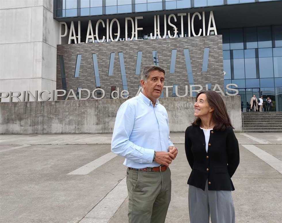 Archivo - El diputado del PP en la Junta General del Principado de Asturias (JGPA), Manuel Cifuentes, junto a la vicesecretaria de Relaciones Institucionales y de Igualdad del PP gijonés, María Mori, frente al Palacio de Justicia de Gijón. (Archivo)