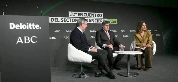 El CEO de Deutsche Bank (i), Iñigo Martos; y el CEO de Andbank (c); Carlos Aso, durante el acto organizado por Deloitte y el diario 'ABC'