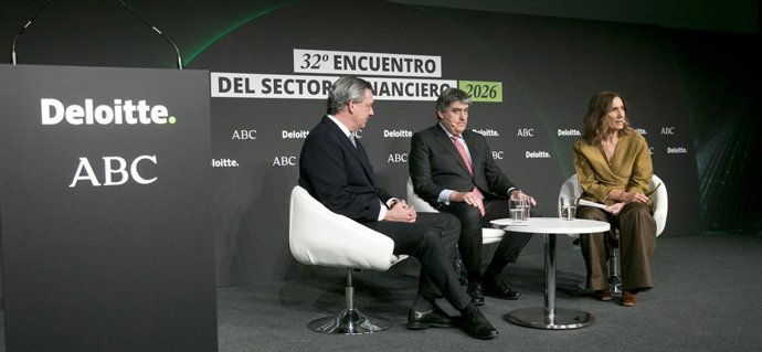 El CEO de Deutsche Bank (i), Iñigo Martos; y el CEO de Andbank (c); Carlos Aso, durante el acto organizado por Deloitte y el diario 'ABC'