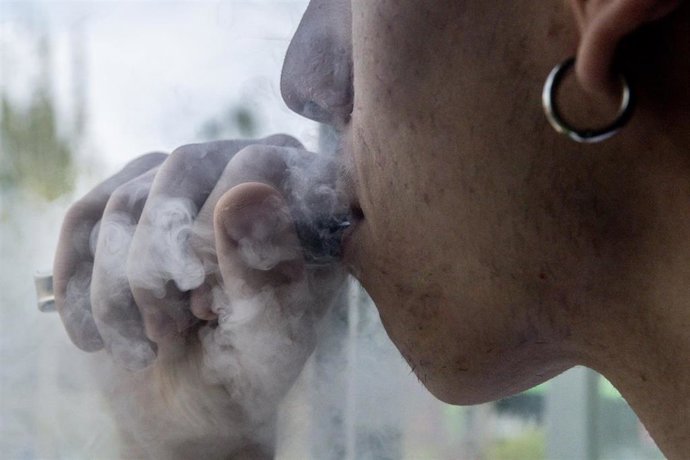 Archivo - Un joven vapeando, a 12 de septiembre de 2025, en Madrid (España). 
