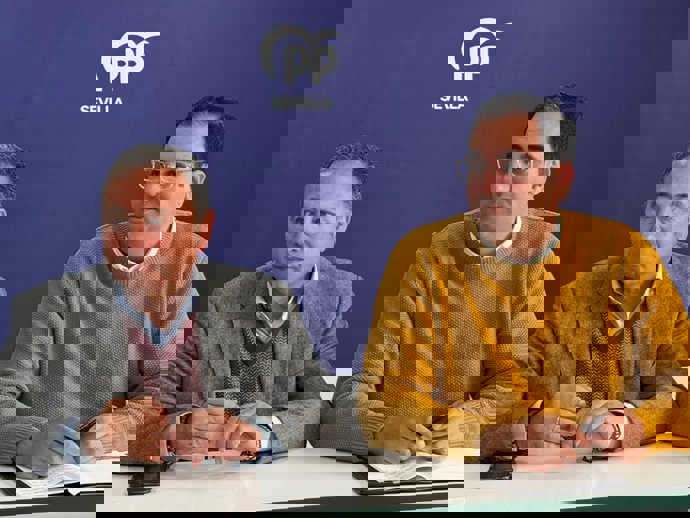 El presidente del PP en Sevilla, Ricardo Sánchez, junto al portavoz del PP en la Diputación de Sevilla, Martín Torres 