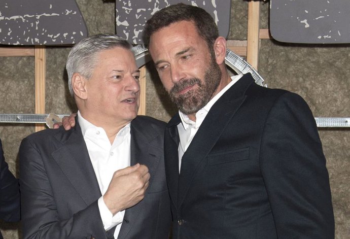 Ben Affleck y Ted Sarandos, CEO de Netflix