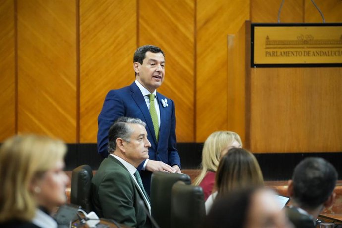 El presidente de la Junta de Andalucía, Juanma Moreno, este jueves en la sesión de control al gobierno en el Pleno del Parlamento.