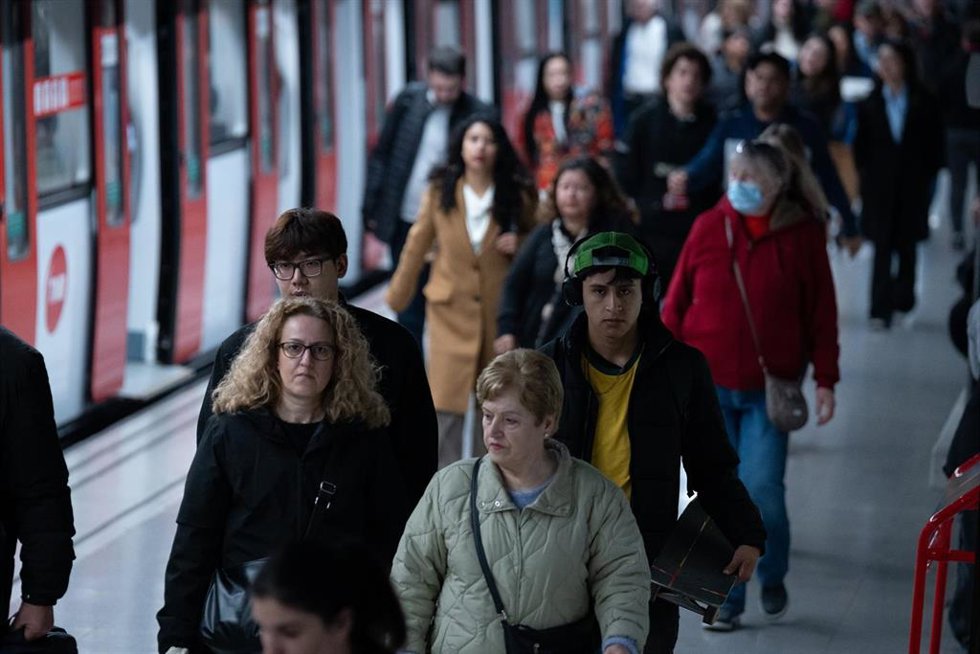 Archivo - Varias personas en el metro, a 22 de enero de 2025, en Barcelona.