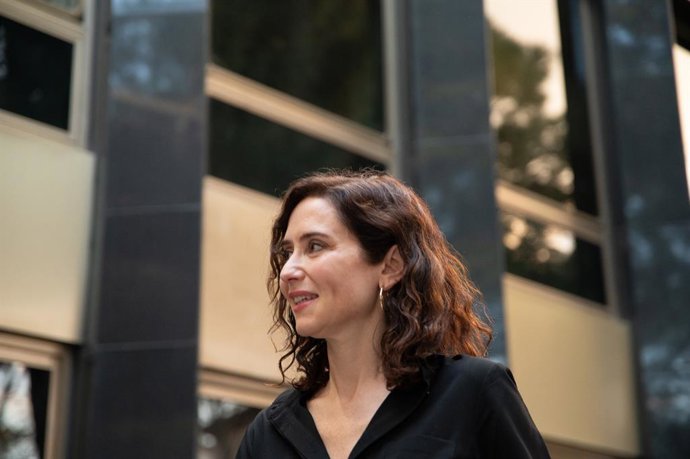 La presidenta de la Comunidad de Madrid, Isabel Díaz Ayuso, a su llegada a la presentación del libro ‘Una verdad incómoda’, del exministro del Interior Jaime Mayor Oreja (d), a 11 de marzo de 2026, en Madrid (España). En la obra, el exministro del Interio