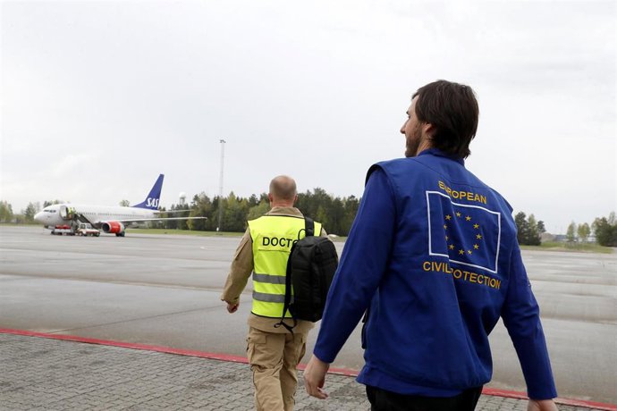 Archivo - Voluntarios de una operación de evacuación médica revisan un avión en Oslo, Noruega, antes de despegar hacia Rzeszów, Polonia, el 16 de mayo de 2023 (ARCHIVO)