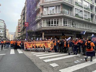 Concentracion de parte de la plantilla de Tubos Reunidos frente a la sede de la empresa en Bilbao