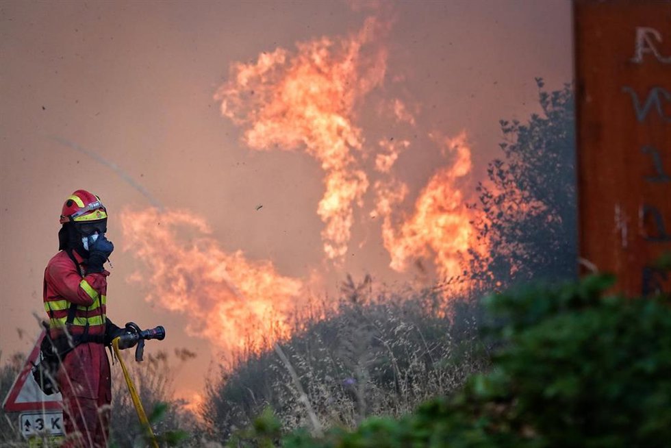 Archivo - Un bombero trata de apagar el fuego, a 21 de agosto de 2025, en Anllarinos del Sil (León).