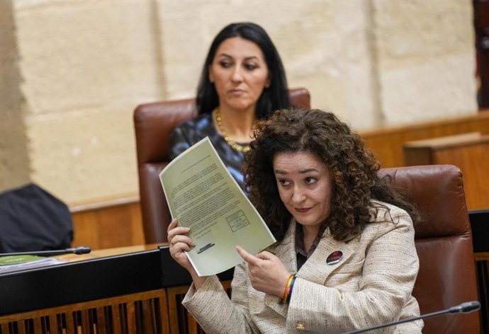 La portavoz de Por Andalucía, Inmaculada Nieto, muestra en el pleno del 12 de marzo de 2026 la carta remitida por la plantilla del 061 a la Junta de Andalucía tras el accidente ferroviario de Adamuz (Córdoba).