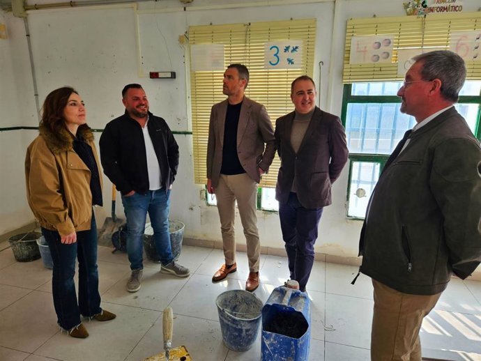 Visita del director general de Administración Local, Francisco Abril, y el alcalde de Caravaca de la Cruz, José Francisco García, al local social de Navares cuya remodelación está en marcha