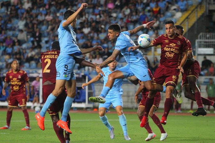 Futbol, O’Higgins vs Club Deportes Tolima, Tercera Fase, Conmebol Libertadores 2026  El jugador de O’Higgins Miguel Brizuela, centro, disputa el balon contra Bryan Rovira de Club Deportes Tolima durante el partido de Conmebol Libertadores disputado en el