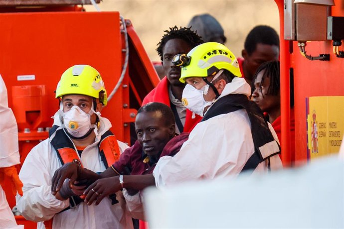 Archivo - Imagen de archivo de varios migrantes son rescatados y trasladados por Salvamento Marítimo al puerto de Arguineguín, a 15 de enero de 2026, en Gran Canaria, Canarias (España).