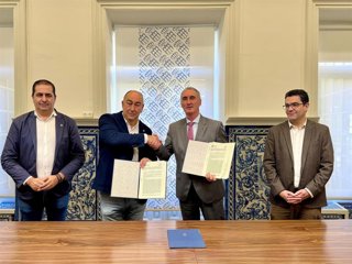 El presidente de Diputacón, Miguel Ángel de Vicente, y el alcalde de Segovia, José Mazarías, en la firma del acuerdo