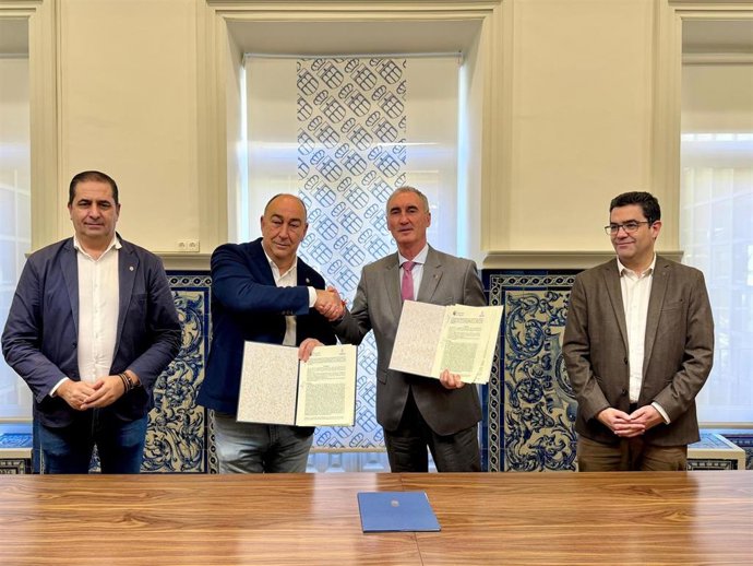 El presidente de Diputacón, Miguel Ángel de Vicente, y el alcalde de Segovia, José Mazarías, en la firma del acuerdo