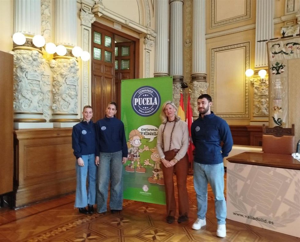 Irene Carvajal con parte del equipo del 'Comando Pucela' en la presentación del proyecto en el Ayuntamiento de Valladolid.