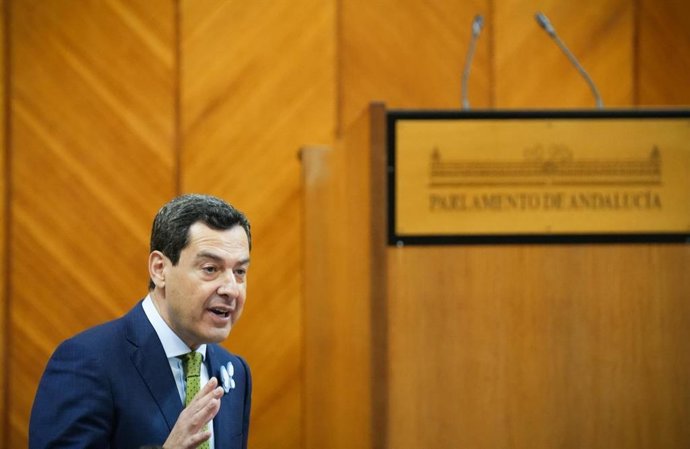 El presidente de la Junta de Andalucía, Juanma Moreno, en el pleno del Parlamento del 12 de marzo de 2026.