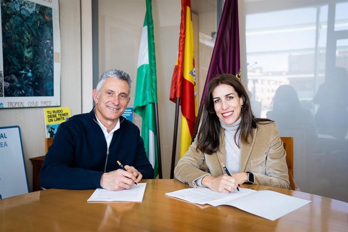La concejala delegada de Sostenibilidad Medioambiental, Penélope Gómez, y el presidente del Patronato de la Fundación, Juan Antonio López