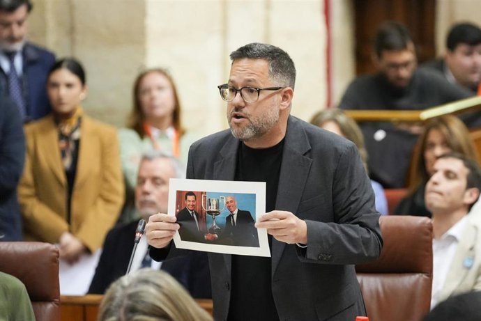 El portavoz del Grupo Mixto-Adelante Andalucía, José Ignacio García, este jueves durante su pregunta al presidente de la Junta en la sesión de control en el Pleno del Parlamento.