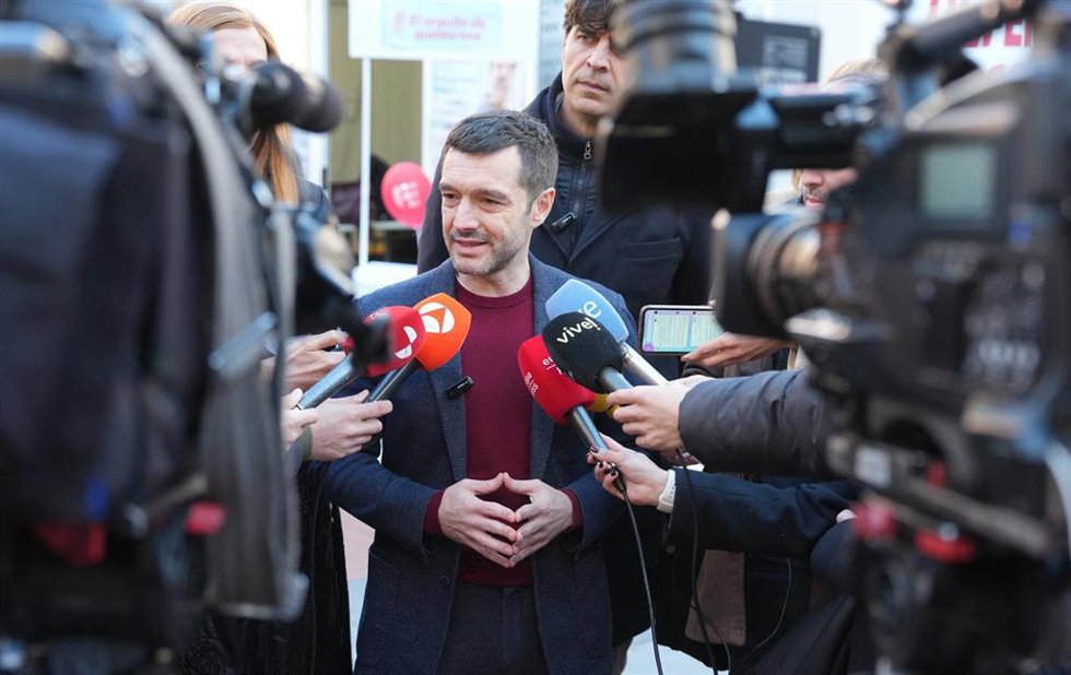 El ministro de Derechos Sociales, Consumo y Agenda 2030, Pablo Bustinduy, atiende a los medios antes de participar en un encuentro con entidades sociales, a 12 de marzo de 2026, en Valladolid, Castilla y León (España).