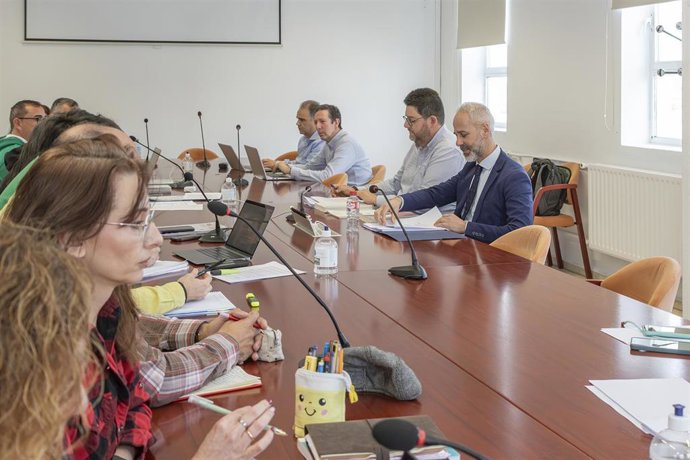 Una de las mesas sectoriales entre la Junta de Personal Docente y la Consejería de Educación.-ARCHIVO