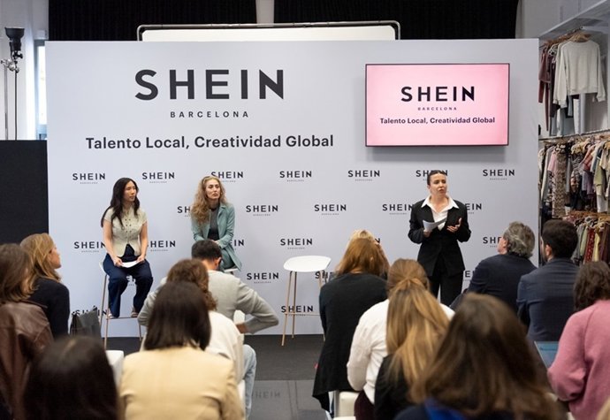 Archivo - De izquierda a derecha, la branding Director de Shein, : Vorada Hiransomboon; la fundadora y presidenta de la Asociación Moda Catalunya i Balears, Miriam Victoria, y la responsable de comunicación corporativa de Shein en España, Alessandra Bonit
